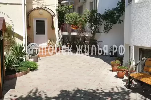 «У водопада»