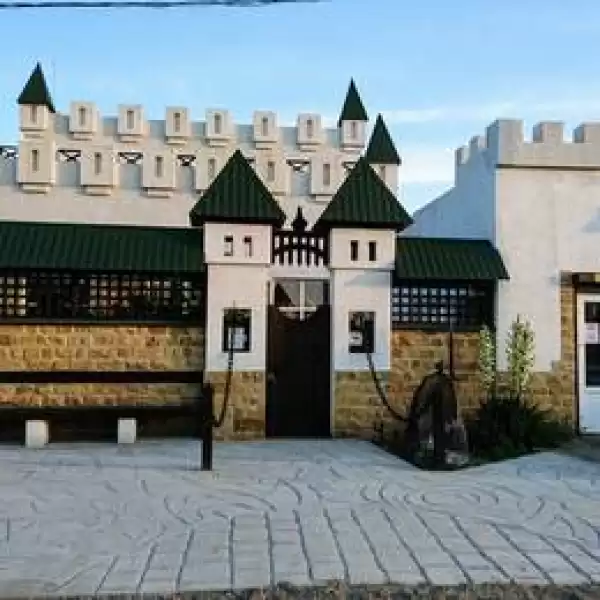 Частный сектор «Семейный клуб Замок», Краснодарский край, Кучугуры, Молодёжная, д. 61