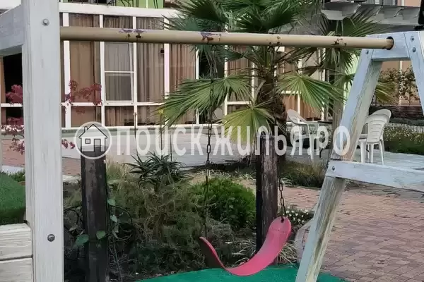 «На берегу», Лоо