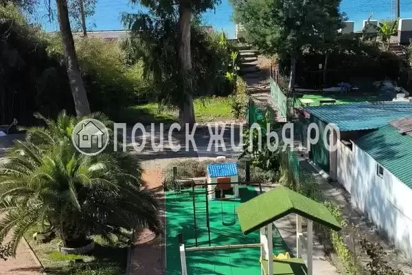 «На берегу», Лоо