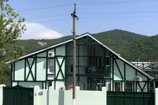 Частный сектор «Зеленый дом с бассейном», Краснодарский край, Архипо-Осиповка, Красных партизан, д. 43